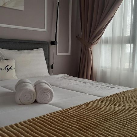 Zulanie Suite Troika Residence, Spacious And Cozy With Pool, Free Wifi & Netflix In Golden Triangle Of Kota Bharu Exterior photo