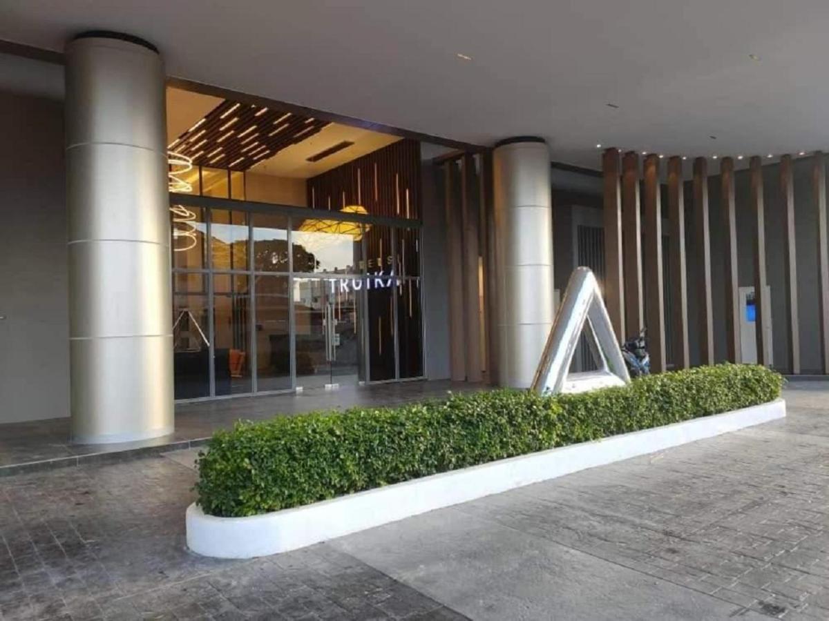Zulanie Suite Troika Residence, Spacious And Cozy With Pool, Free Wifi & Netflix In Golden Triangle Of Kota Bharu Exterior photo