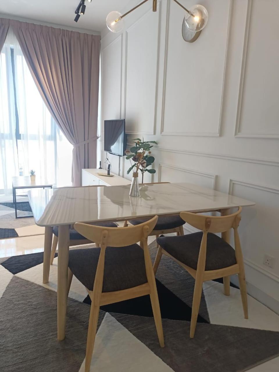 Zulanie Suite Troika Residence, Spacious And Cozy With Pool, Free Wifi & Netflix In Golden Triangle Of Kota Bharu Room photo