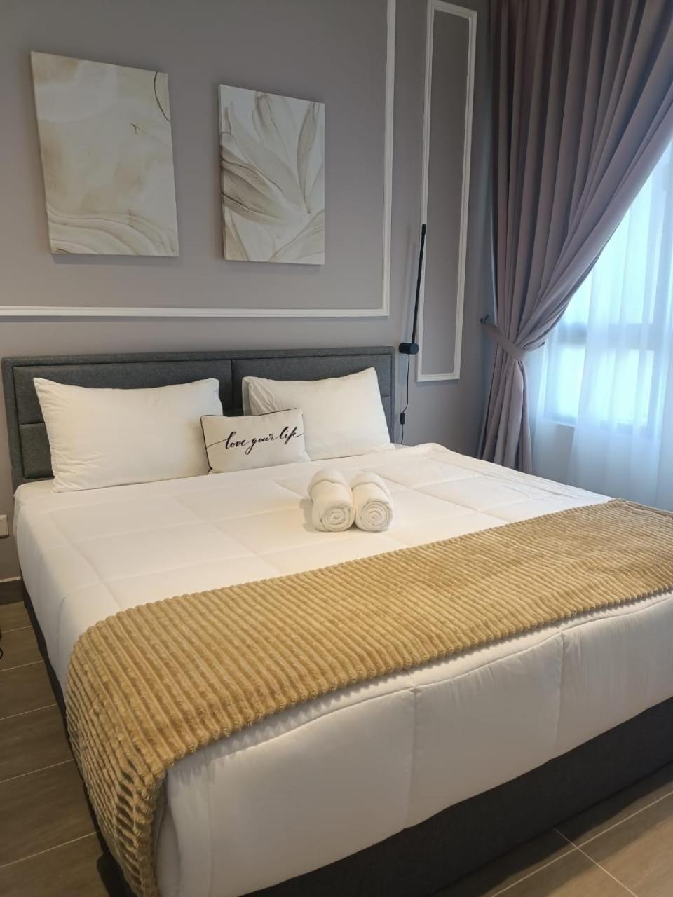 Zulanie Suite Troika Residence, Spacious And Cozy With Pool, Free Wifi & Netflix In Golden Triangle Of Kota Bharu Room photo