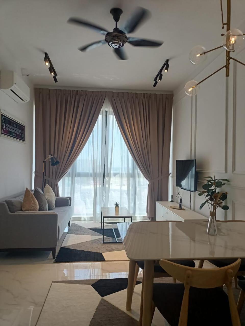 Zulanie Suite Troika Residence, Spacious And Cozy With Pool, Free Wifi & Netflix In Golden Triangle Of Kota Bharu Room photo