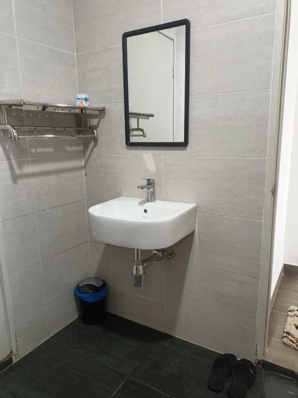 Zulanie Suite Troika Residence, Spacious And Cozy With Pool, Free Wifi & Netflix In Golden Triangle Of Kota Bharu Room photo